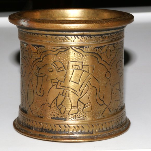 Vintage brass wide heavy candle stand engraved animals peacock elephant - Picture 7 of 8